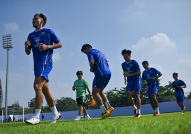 Skuad Persib Bandung mempersiapkan diri untuk menghadapi PSM Makassar di Liga 1. Berikut prediksi susunan pemain hingga head to head PSM vs Persib. (Foto: persib.co.id).