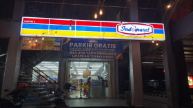 Minimarket di Cirebon mulai marak pasang spanduk imbauan tidak memberikan uang parkir ke juru parkir liar. -Foto ayobacanews.com.