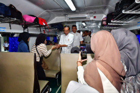 MUDIK LEBARAN - Presiden Jokowi Tinjau Kesiapan Arus Mudik Lebaran di Stasiun Pasar Senen