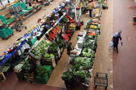 HARGA PANGAN TERPANTAU FLUKTUATIF - Ilustrasi pasar modern. Bapanas mecatat sejumlah harga komoditas pangan fluktuatif secara nasional. (Foto: Freepik).