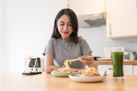 SARAPAN PERLU DENGAN KARBOHIDRAT - Ilustrasi perempuan sarapan. Dokter sarankan karbohidrat dijadikan sebagai sarapan pagi. (Foto: Freepik).