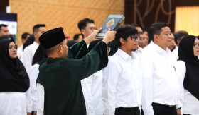 PENGANGKATAN PPPK - Seorang PPPK yang ingin naik menjadi PNS, perlu melalui proses tertentu. -Foto dok.setkab.go.id.