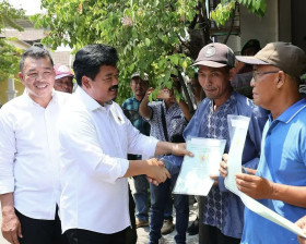 (Penyerahan Sertifikat Tanah Korban Lumpur Lapindo/ Foto: Twitter @atrbpnmesuji)