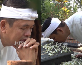 Bakal calon Gubernur Jawa Barat, Dedi Mulyadi beriarah ke makam mendiang ibunda sebelum daftar ke KPU Jabar. Foto @dedimulyadi71.