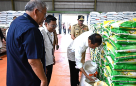 MENSOS RISMA DICECAR - Presiden Jokowi yang bagi-bagin bansos jelang pilpres, eh Mensos Risma yang dicecar DPR RI. @jokowi.