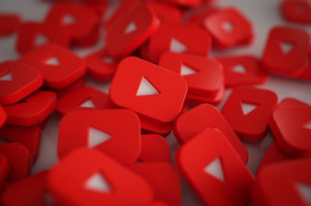 YOUTUBE UJI COBA FITUR BARU - Ilustrasi logo YouTube. Layanan video milik Google ini atur waktu pengguna untuk menonton video. (Foto: Freepik).