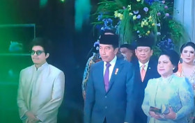 Jokowi bersama istri didampingi Atta Halilintar di pernikahan  Thariq Halilintar dan Aaliyah Massaid pada Jumat, 26 Juli 2024. Foto Intens Investigasi.