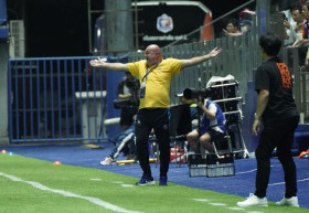 Pelatih Persib, Bojan Hodak meluapkan kekecewaannya usai tim asuhannya bermain imbang 2-2 melawan Port FC di ACL 2. (Foto: Persib).
