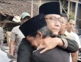 Potret Miftah Maulana meminta maaf kepada pedagang es teh yang sempat diolok-olok di tengah acara pengajian di Magelang. (Foto: Instagram/@_gusmiftah).
