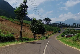JALU ALTERNATIF CIJAPATI - Dishub Kabupaten Garut imbau pemudik untuk tidak melewati jalur alterntif dari arah Garut menuju Bandung pada malam hari. Instagram/@dede.karpat.