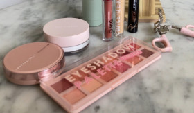 MAKE UP - Wisuda adalah hari yang spesial, jangan lupa untuk tampil cantik dengan tahapan make up berikut ini. - Foto dok.AyoBacaNews.com.