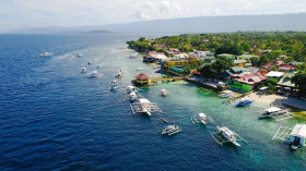 Ilustrasi pemandangan indah di laut. BMKG keluarkan peringatan dini tinggi gelombang laut Banten hari ini. (Foto: Freepik).
