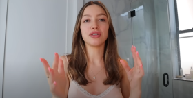 Skincare pagi ala Sid yang wajib dicoba! Masker wajah, pembersih lembut, dan tips cerdas untuk kulit sensitif. Penasaran dengan rutinitasnya? Simak video lengkapnya di channel Sydney Serena! Foto: @SydneySerena