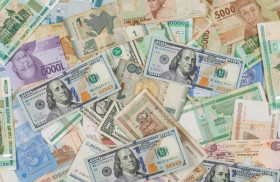 KURS RUPIAH KE DOLAR AS - Ilustrasi pecahan uang rupiah dan dolar AS. Nilai tukar rupiah terhadap dolar AS hari ini tembus Rp16 ribu. Ilustrasi/Freepik.