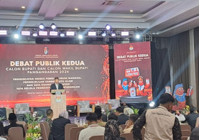 Ketua KPU Pangandaran Muhtadin ketika menyampaikan sambutan dalam acara debuat kedua Pilkada Pangandaran 2024. (Dok: AyoBacaNews.com).
