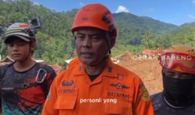 PENCARIAN KORBAN LONSOR - Kasi Operasi dan Siaga Basarnas Bandung, Supriono sedang berada di lokasi bencana tanah longsor, Desa Cibenda, Cipongkor, Kab. Bandung Barat. (Instagram/@infobandungbarat).