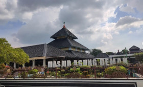 TERENDAM BANJIR - Masjid paling bersejarah, Masjid Demak terendam banjir terbesar di Demak dalam sejarah. Instagram @emil.apriani.