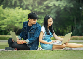 TRYOUT UTBK ONLINE DAN GRATIS -Ilustrasi pria dan wanita sedang menggunakan laptop. Website tryout UTBK online dan gratis, peserta wajib coba sih. -Ilustrasi Pixabay/sasint.