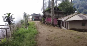 Puncak Erat pernah menjadi tempat wisata populer dengan tiket masuk hanya Rp5.000. Foto youtube Kang Hadi.