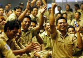 JADWAL PENCAIRAN GAJI KE 13 -Ilustrasi senyum sumringah PNS. Gaji ke 13 dijadwalkan cair dalam waktu dekat. PNS, TNI dan POLRI bersiap cek rekening. -Ilustrasi/setkab.go.id.