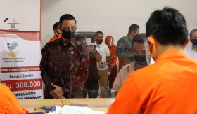BANSOS - Penyaluran bansos PKH BPNT tahap pertama masih belum dapat dipastikan kapan cair. - Foto dok. kemensos.go.id.