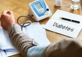 KENDALIKAN GULA DARAH DENGAN SARAPAN SEHAT - Ilustrasi pasien diabetes. Berikut rekomendasi sarapan sehat dari ahli gizi asal India. (Foto: Freepik).