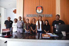 Komisioner KPI Pusat saat menyambangi KPUD Ende - Foto: Istimewa