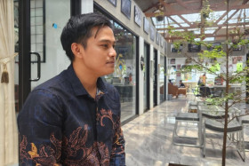 Komisioner KPU Kota Bandung Div. Sosialisasi Pendidikan Pemilih, Partisipasi Masyarakat dan SDM saat wawancara, pada Senin, 12/2 (AyoBacaNews.com)