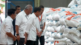 SEKARAT DI LUMBUNG BERAS - Indonesia harus banyak impor dari negara lain, termasuk impor pangan, lebih khusus beras. Diberitakan pemerintah memutuskan menambah penugasan impor beras kepada Perum Bulog sebanyak 1,6 juta ton untuk tahun 2024 ini.