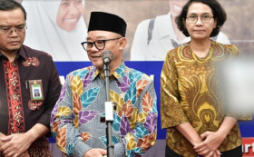 Mendikdasmen Abdul Mu'ti (tengah) menjelaskan perbedaan antara sistem domisili dalam SPMB dan zonasi pada PPDB. (FOTO: Kemendikdasmen).