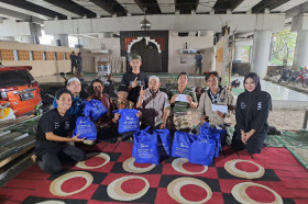 GIVING MONDAY –Dokumentasi kegiatan Giving Monday. Sajiwa Foundation di kegiatan Giving Monday, berikan THR, hampers, sarung dan baju koko untuk marbot masjid  Al-Hijrah Bandung. – Dokumentasi AyoBacaNews.com