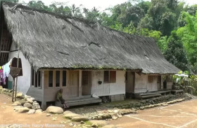 KAMPUNG ADAT DI JAWA BARAT - Potret rumah di Kampung Naga. Berikut lima kampung adat di Jabar yang terkenal. Foto: YouTube JMN Channel.