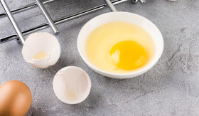 MASKER ALAMI - Sejak lama masker putih telur dipercaya dapat memberi banyak manfaat untuk kulit. Namun apakah itu benar? - Foto ilustrasi/freepik.