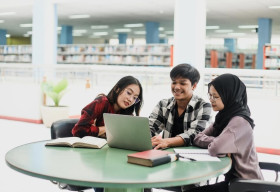 BEASISWA SAWIT 2024 –Ilustrasi mahasiswa belajar kelompok. Pendaftaran beasiswa sawit 2024 sudah dibuka, tersedia 3.000 kuota penerima beasiswa –Ilustrasi/Freepik.