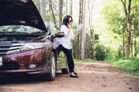 Ilustrasi seorang perempuan berdiri di samping mobil. Pemkab Karawang imbau seluruh ASN tidak gunakan kendaraan dinas untuk liburan Tahun Baru 2025. (Foto: Freepik).