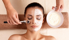 FACIAL - Wajah memang perlu mendapatkan perawatan, termasuk facial dan peeling, namun menurut dokter ada beberapa hal yang perlu diperhatikan. - Foto ilustrasi Pixabay/u_19g0ihl6c7.