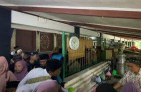 LIBUR LEBARAN - Di momen Lebaran, ribuan umat Muslim dari berbagai penjuru Indonesia dan dunia datang untuk melakukan ziarah ke tempat-tempat suci yang khas di Indonesia. - YPM Journey.