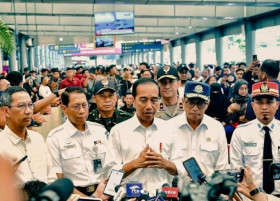 PRESIDEN JOKOWI - Ilustrasi Presiden RI, Joko Widodo saat konferensi pers. Kepala Negara itu mengucapkan Idul Fitri 1445 Hijriah ditemani Ibu Negara, Iriana Jokowi. @jokowi/Instagram.