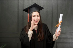 Mahasiswa Wisuda – Ilustrasi, Menuju Indonesia Emas 2045! LPDP dan BRIN Kolaborasi Beri Beasiswa Bidang Nuklir. - Ilustrasi Freepik/tonefotografia.