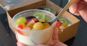 PUDING BUAH - Selain kurma 4 menu buka puasa manis rasanya yang sering disajikan. Tangkap layar Youtube Cooking with Hel