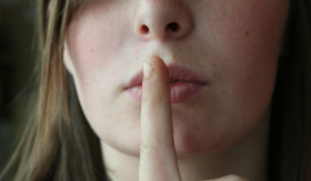 BIBIR SEHAT - Tips agar bibir tetap sehat dan pink alami pada saat bulan Ramadhan. - Foto ilustrasi Pixabay/philm1310.
