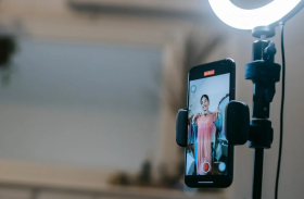 Ingin tahu cara cepat mencapai 1000 subscriber dan 4000 jam tayang YouTube? Temukan triknya di video ini dan raih kesuksesan di 2025! Foto: Liza Summer