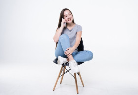Perempuan duduk di atas kursi - Duduk terlalu lama dapat memicu dampak berbahaya bagi kesehatan menurut sebuah studi baru. Ilustrasi/Freepik.