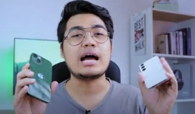 BATTLE SMARTPHONE - iPhone 13 dan Samsung Galaxy S23, cek performa baterai dengan menonton YouTube dalam durasi yang lama. - Foto tangkap layar YouTube/DWGadgets.