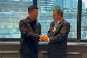 Komite Olimpiade (NOC) Indonesia, Raja Sapta Oktohari (kiri) berjabat tangan dengan Presiden AIMS Stephan Fox. Dok: NOC Indonesia.