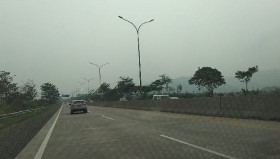 JALAN TUL BERLUBANG - Komisi V DPR RI meminta pemerintah memperaiki jalanan berlubang di jalur mudik lebaran 2024. AyoBacaNews.com/L Sundana.