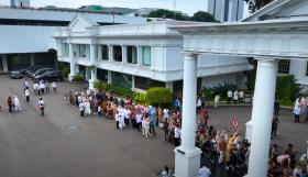 RUSUH - Antrean warga saat open house Jikowi di istana pada Rabu, 10 April 2024. Warga sempat rusuh lantaran berebut bingkisan. Setelah dapat bingkisan langsung pulang. - sekretariat Presiden