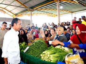 PRESIDEN JOKOWI - Presiden Jokowi Pantau Stabilitas Harga Bahan Pokok di Pasar Rakyat Merangin Jelang Lebaran.- website/setkab.go.id