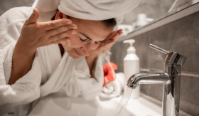 CUCI MUKA - Dibandingkan dengan cuci muka pakai air dingin dan hangat, mana yang lebih bermanfaat bagi kulit wajah?  Simak penjelasan dokter. - Foto ilustrasi Pixabay/pvproductions