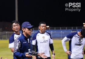 Pelatih Timnas Indonesia, Shin Tae-yong saat memberikan arahan kepada anak asuhnya pada sesi latihan perdana di Bahrain. (Foto: PSSI).